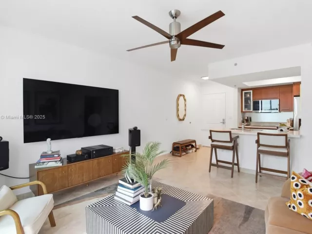 1-bedroom condo for sale in Miami Beach - 110 Washington Ave 2420 - MondialRealty