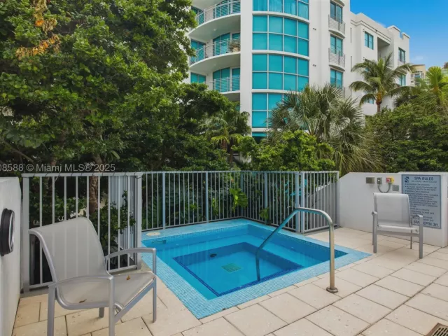 1-bedroom condo for sale in Miami Beach - 110 Washington Ave 2420 - MondialRealty