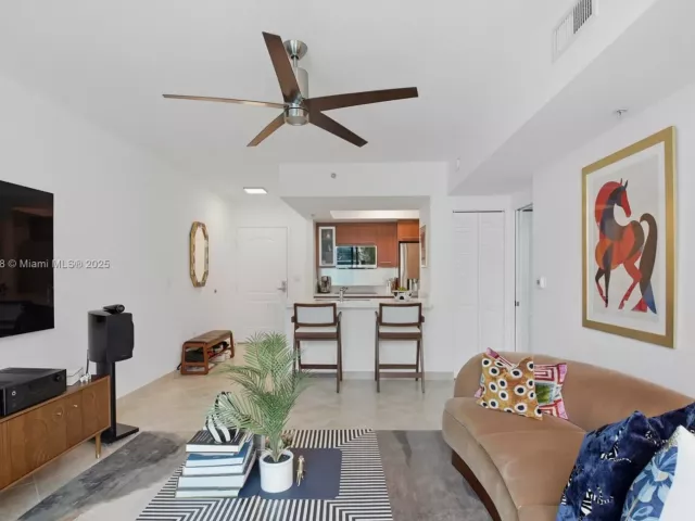 1-bedroom condo for sale in Miami Beach - 110 Washington Ave 2420 - MondialRealty