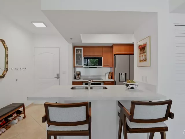1-bedroom condo for sale in Miami Beach - 110 Washington Ave 2420 - MondialRealty