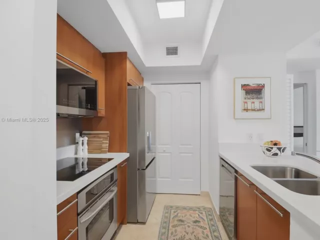 1-bedroom condo for sale in Miami Beach - 110 Washington Ave 2420 - MondialRealty