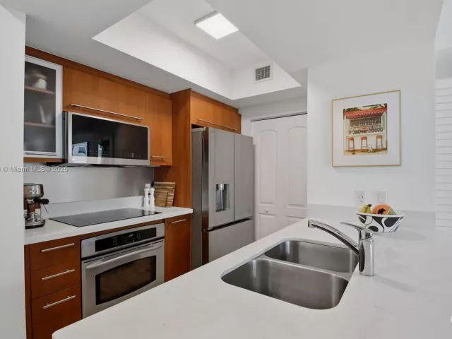 1-bedroom condo for sale in Miami Beach - 110 Washington Ave 2420 - MondialRealty