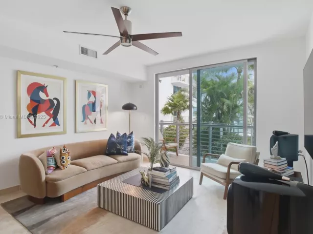1-bedroom condo for sale in Miami Beach - 110 Washington Ave 2420 - MondialRealty