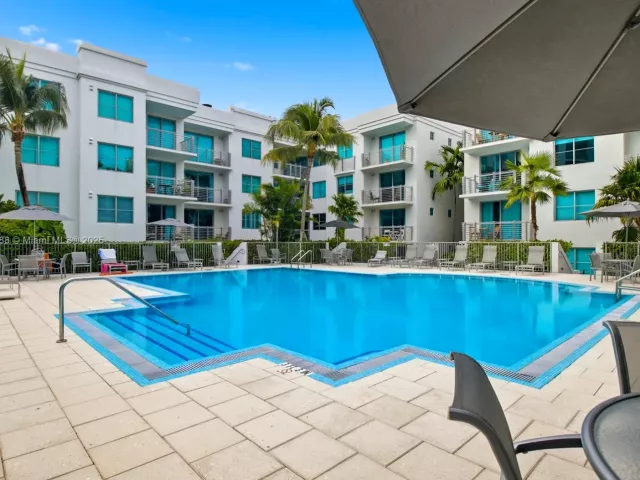 1-bedroom condo for sale in Miami Beach - 110 Washington Ave 2420 - MondialRealty