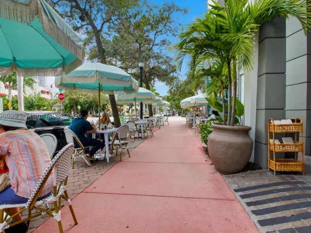1-bedroom condo for sale in Miami Beach - 110 Washington Ave 2420 - MondialRealty