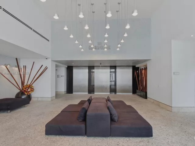 1-bedroom condo for sale in Miami Beach - 110 Washington Ave 2420 - MondialRealty