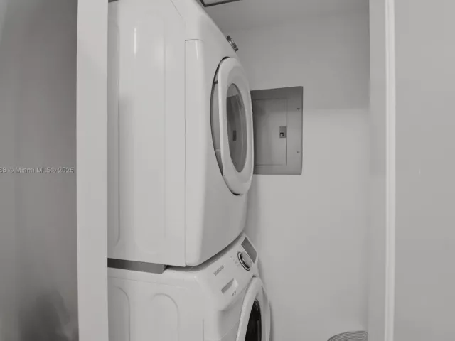 1-bedroom condo for sale in Miami Beach - 110 Washington Ave 2420 - MondialRealty