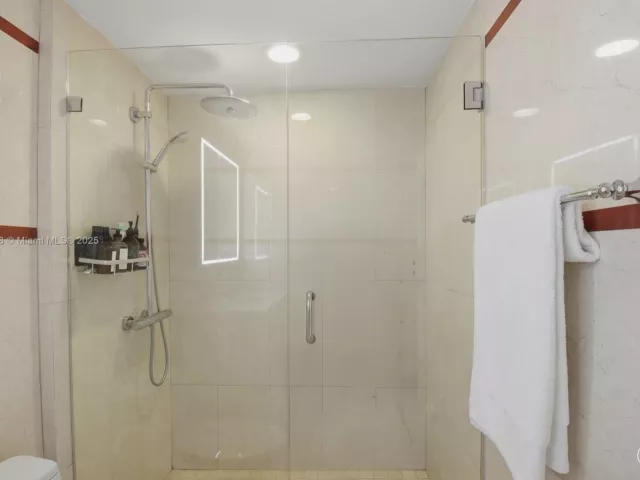 1-bedroom condo for sale in Miami Beach - 110 Washington Ave 2420 - MondialRealty