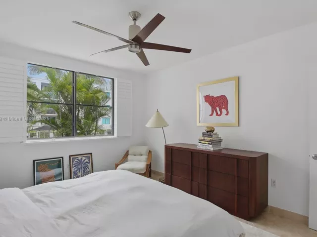 1-bedroom condo for sale in Miami Beach - 110 Washington Ave 2420 - MondialRealty