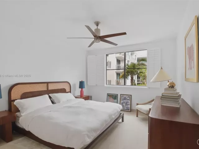 1-bedroom condo for sale in Miami Beach - 110 Washington Ave 2420 - MondialRealty