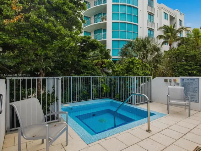 1-bedroom condo for sale in Miami Beach - 110 Washington Ave 2420 - MondialRealty