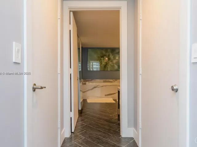 2-bedroom condo for sale in Miami - 485 Brickell Ave 2302 - MondialRealty