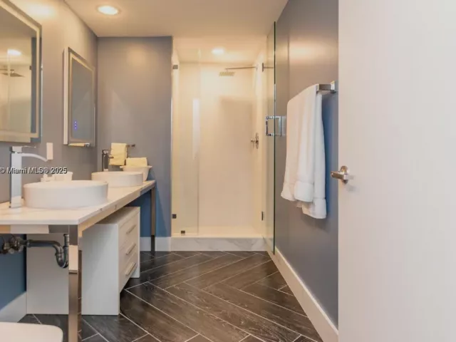 2-bedroom condo for sale in Miami - 485 Brickell Ave 2302 - MondialRealty