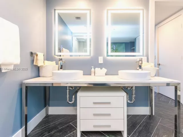 2-bedroom condo for sale in Miami - 485 Brickell Ave 2302 - MondialRealty