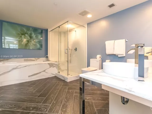 2-bedroom condo for sale in Miami - 485 Brickell Ave 2302 - MondialRealty