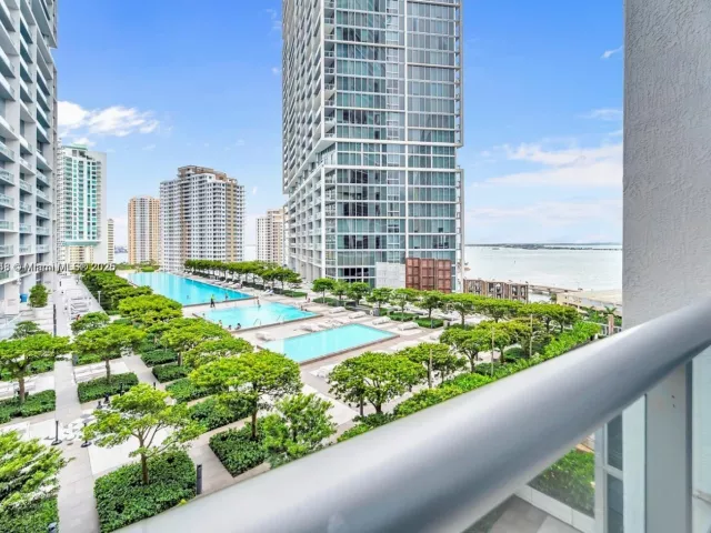 2-bedroom condo for sale in Miami - 485 Brickell Ave 2302 - MondialRealty