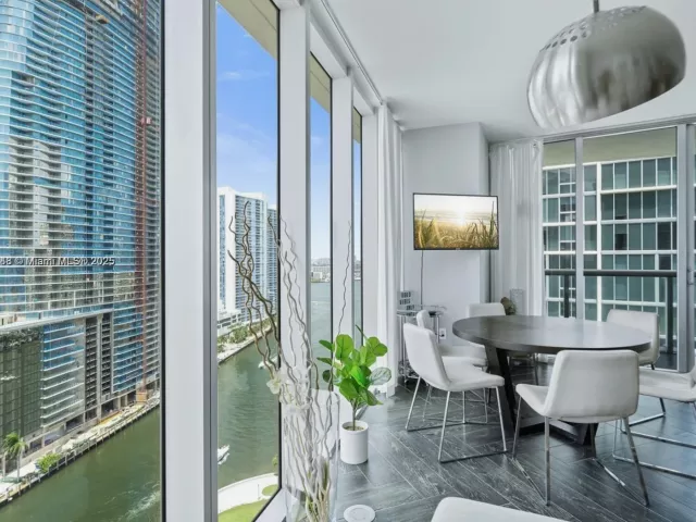 2-bedroom condo for sale in Miami - 485 Brickell Ave 2302 - MondialRealty