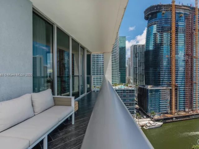 2-bedroom condo for sale in Miami - 485 Brickell Ave 2302 - MondialRealty