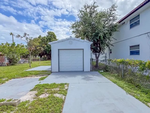 3-bedroom home for sale in Hollywood - 2462 Johnson St - MondialRealty