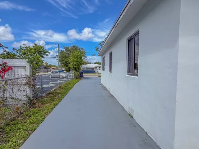 3-bedroom home for sale in Hollywood - 2462 Johnson St - MondialRealty
