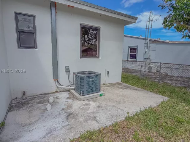 3-bedroom home for sale in Hollywood - 2462 Johnson St - MondialRealty