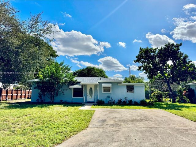 3-bedroom home for rent in Hollywood - 6320 Mayo St - MondialRealty