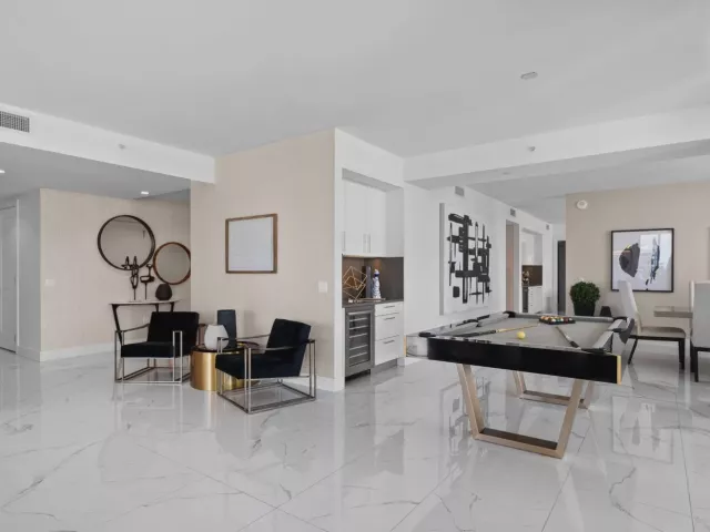 4-bedroom condo for sale in Fort Lauderdale - 100 E Las Olas Boulevard 4001 - MondialRealty