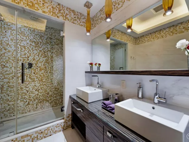 3-bedroom condo for sale in Bal Harbour - 9705 Collins Ave 1001N - MondialRealty