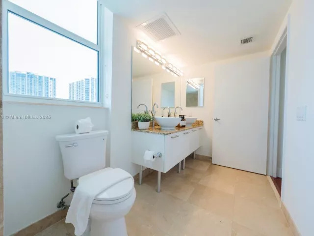 2-bedroom condo for rent in Miami - 41 SE 5th St 1217 - MondialRealty