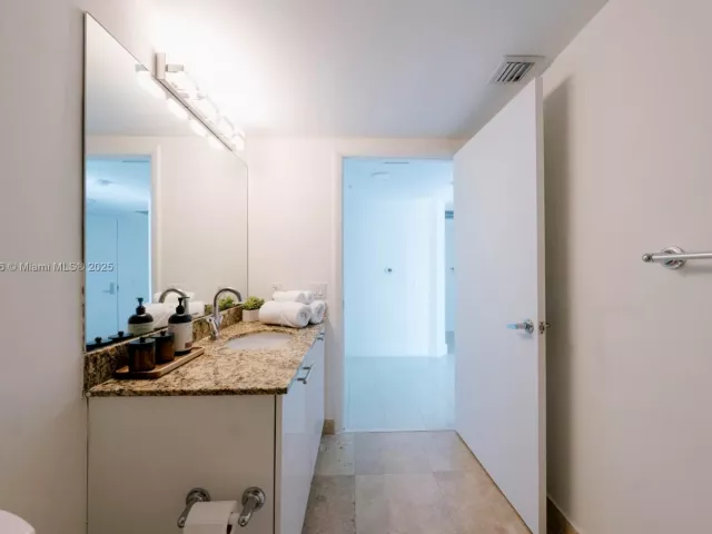 2-bedroom condo for rent in Miami - 41 SE 5th St 1217 - MondialRealty