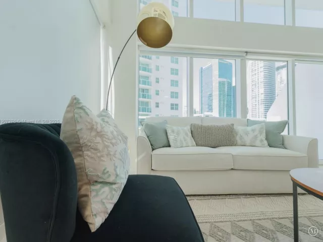 2-bedroom condo for rent in Miami - 41 SE 5th St 1217 - MondialRealty