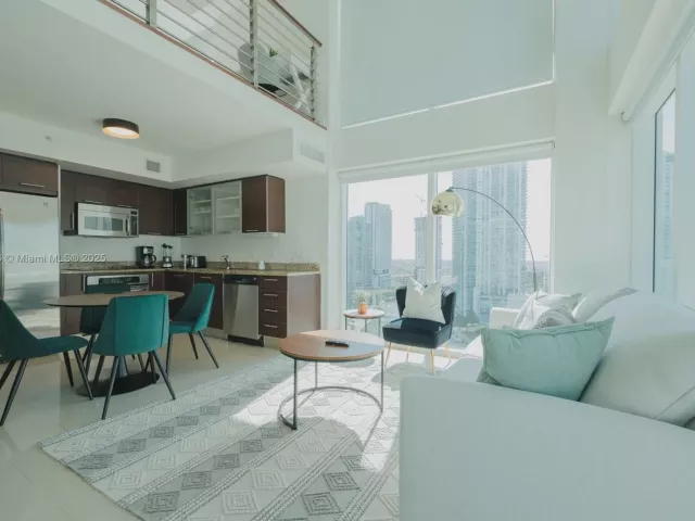 2-bedroom condo for rent in Miami - 41 SE 5th St 1217 - MondialRealty