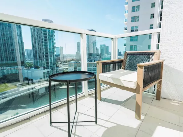 2-bedroom condo for rent in Miami - 41 SE 5th St 1217 - MondialRealty