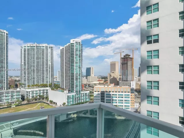 2-bedroom condo for rent in Miami - 41 SE 5th St 1217 - MondialRealty