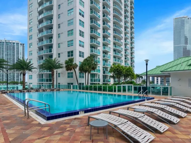 2-bedroom condo for rent in Miami - 41 SE 5th St 1217 - MondialRealty