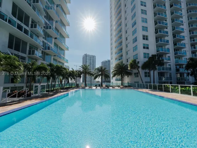 2-bedroom condo for rent in Miami - 41 SE 5th St 1217 - MondialRealty