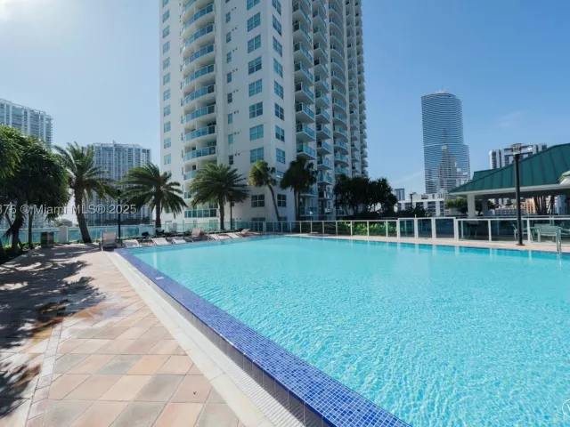 2-bedroom condo for rent in Miami - 41 SE 5th St 1217 - MondialRealty