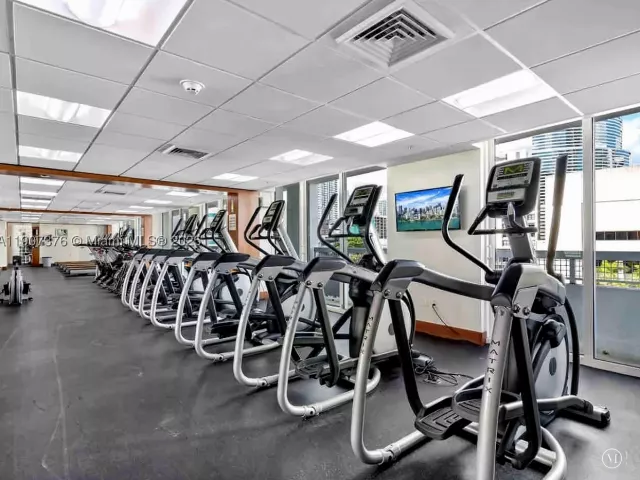 2-bedroom condo for rent in Miami - 41 SE 5th St 1217 - MondialRealty