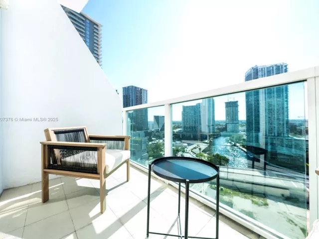 2-bedroom condo for rent in Miami - 41 SE 5th St 1217 - MondialRealty
