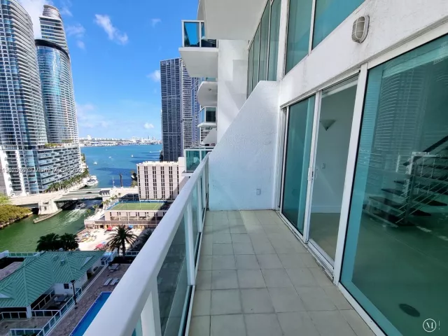 2-bedroom condo for rent in Miami - 41 SE 5th St 1217 - MondialRealty