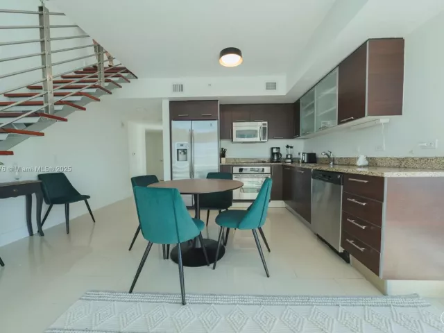 2-bedroom condo for rent in Miami - 41 SE 5th St 1217 - MondialRealty