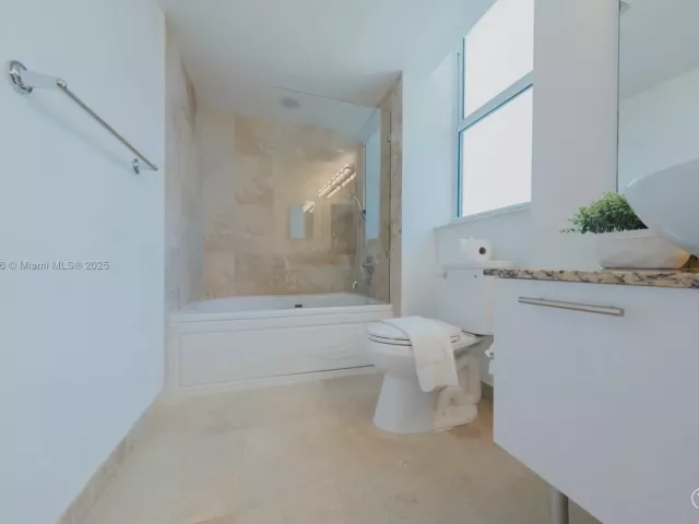 2-bedroom condo for rent in Miami - 41 SE 5th St 1217 - MondialRealty