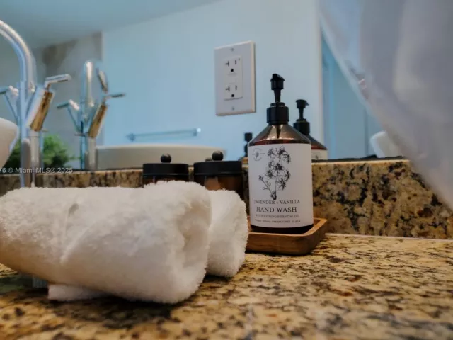 2-bedroom condo for rent in Miami - 41 SE 5th St 1217 - MondialRealty