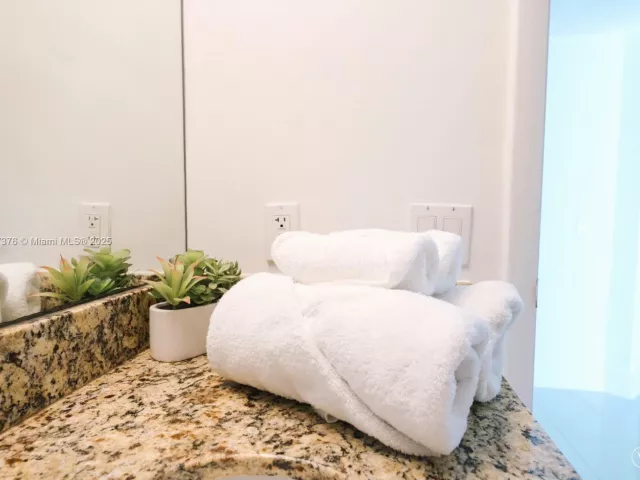 2-bedroom condo for rent in Miami - 41 SE 5th St 1217 - MondialRealty