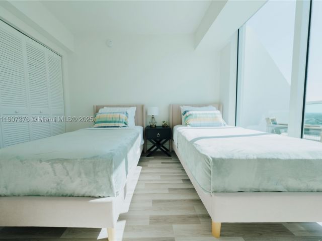 2-bedroom condo for rent in Miami - 41 SE 5th St 1217 - MondialRealty