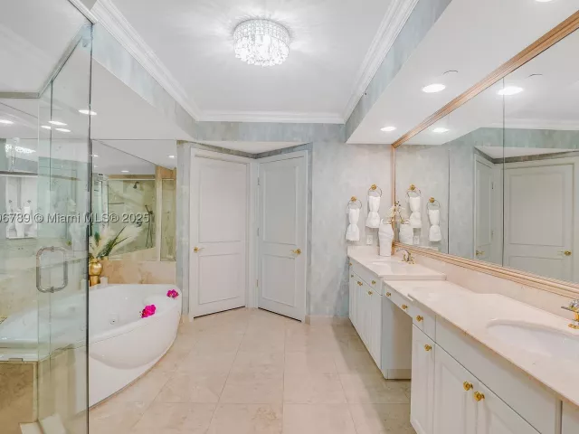 3-bedroom condo for sale in Aventura - 20201 E Country Club Dr 1903 - MondialRealty