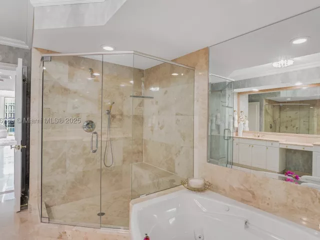 3-bedroom condo for sale in Aventura - 20201 E Country Club Dr 1903 - MondialRealty