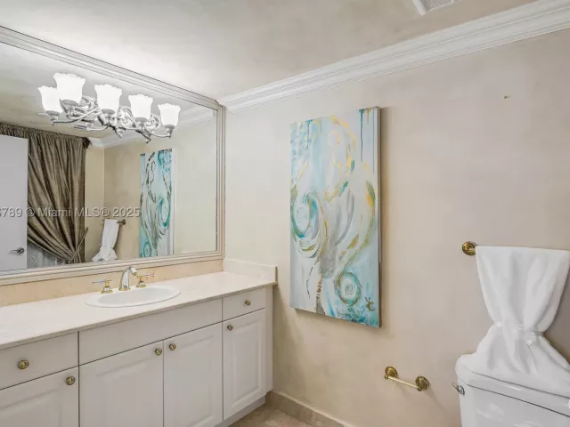 3-bedroom condo for sale in Aventura - 20201 E Country Club Dr 1903 - MondialRealty
