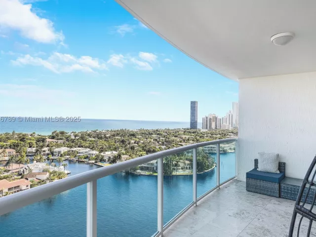 3-bedroom condo for sale in Aventura - 20201 E Country Club Dr 1903 - MondialRealty