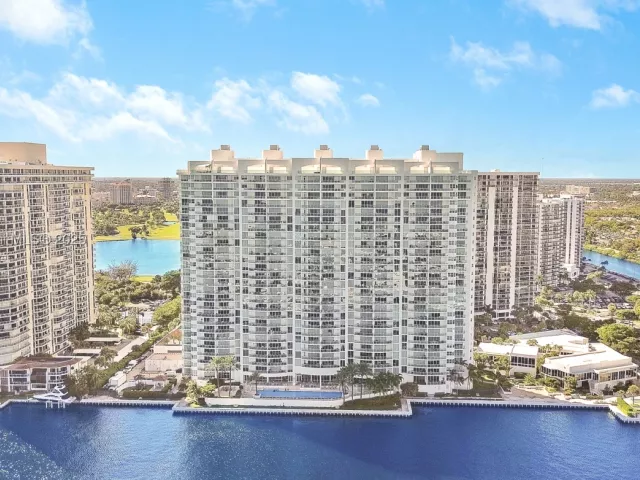 3-bedroom condo for sale in Aventura - 20201 E Country Club Dr 1903 - MondialRealty